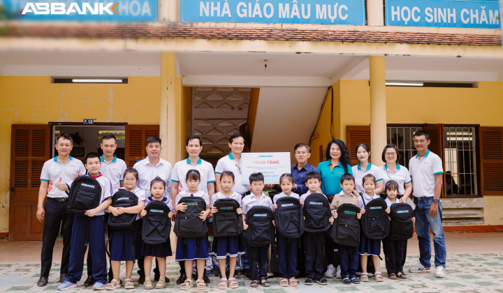 ABBANK tiếp sức học sinh Khánh Hòa trở lại trường học sau lũ