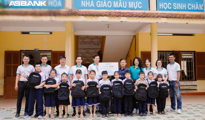 ABBANK tiếp sức học sinh Khánh Hòa trở lại trường học sau lũ