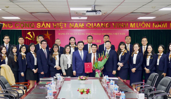 Đảng ủy Vietcombank công bố quyết định thành lập Đảng bộ cơ sở chi nhánh Nam Hà Nội