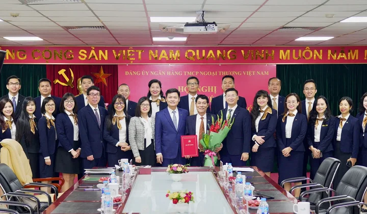 Đảng ủy Vietcombank công bố quyết định thành lập Đảng bộ cơ sở chi nhánh Nam Hà Nội