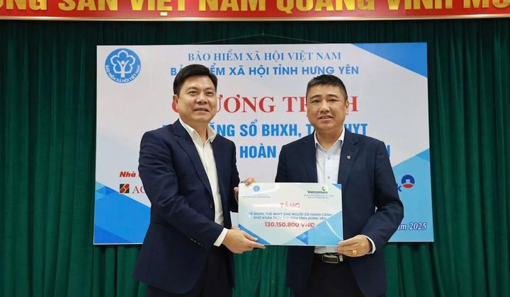 Vietcombank Phố Hiến trao tặng sổ BHXH và thẻ BHYT cho người dân có hoàn cảnh khó khăn