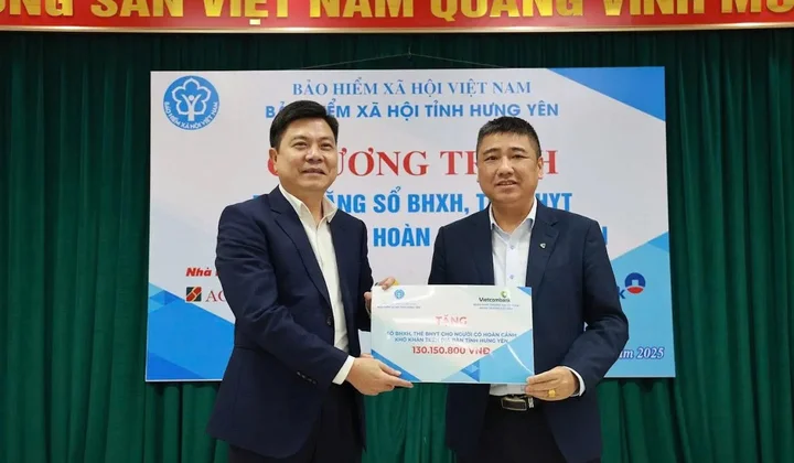 Vietcombank Phố Hiến trao tặng sổ BHXH và thẻ BHYT cho người dân có hoàn cảnh khó khăn