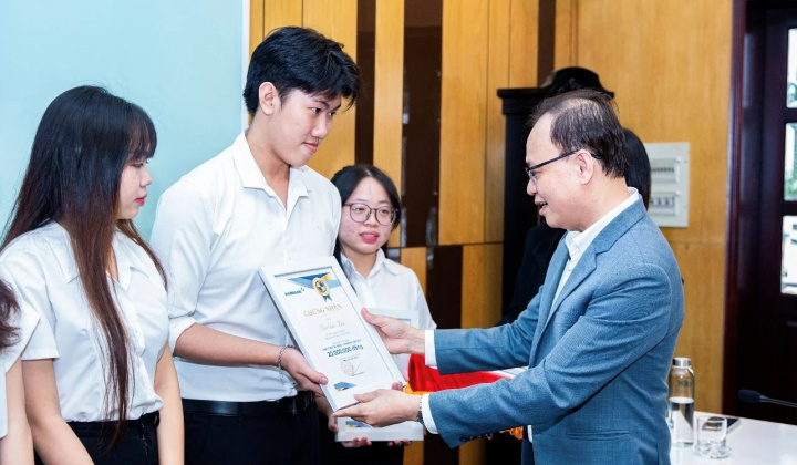 Eximbank trao học bổng trị giá 300 triệu đồng cho sinh viên Đại học Kinh tế TPHCM