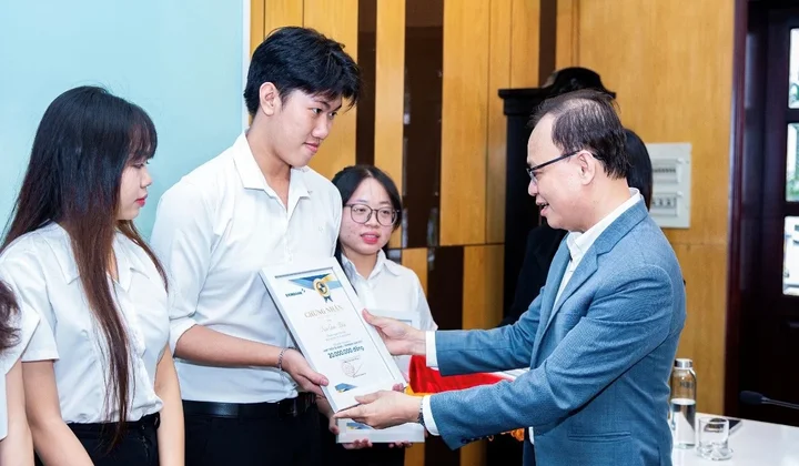 Eximbank trao học bổng trị giá 300 triệu đồng cho sinh viên Đại học Kinh tế TPHCM