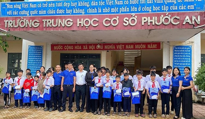 SCB tiếp sức đến trường cho học sinh vùng lũ