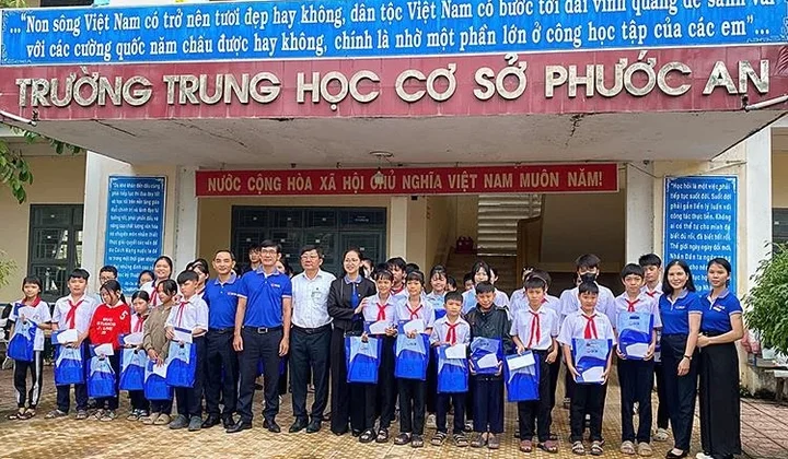 SCB tiếp sức đến trường cho học sinh vùng lũ