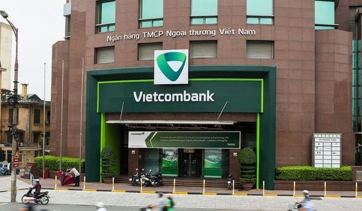 Vietcombank giảm lãi suất hỗ trợ khách hàng thiệt hại do bão lũ 2025