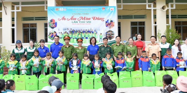 Đoàn Thanh niên Vietcombank Gia Lai phối hợp tổ chức chương trình thường niên “Áo ấm mùa đông” lần VIII/2025