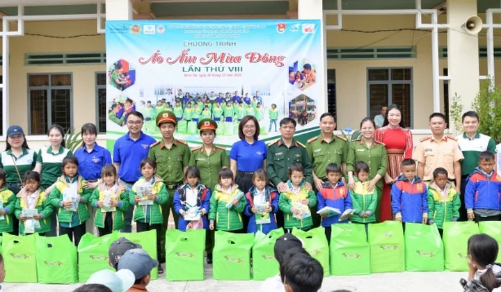 Đoàn Thanh niên Vietcombank Gia Lai phối hợp tổ chức chương trình thường niên “Áo ấm mùa đông” lần VIII/2025