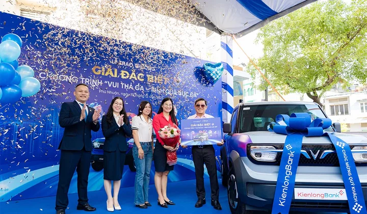 KienlongBank trao tặng xe ô tô điện VinFast VF3 cho khách hàng may mắn trong chương trình Megasale 30 năm