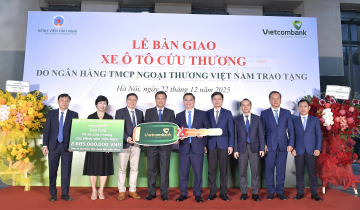 Vietcombank trao tặng xe cứu thương cho Bệnh viện Hữu Nghị Hà Nội