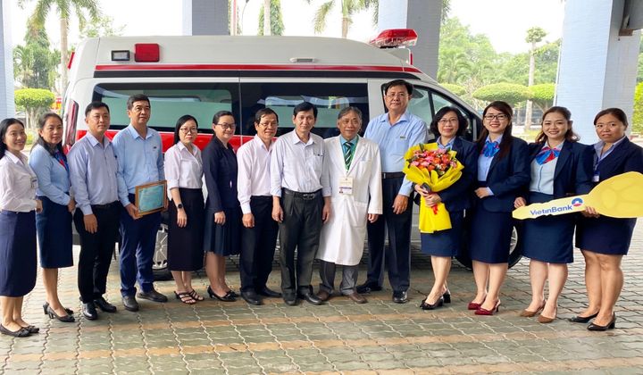VietinBank Long An tặng xe cứu thương cho Bệnh viện Đa khoa Long An