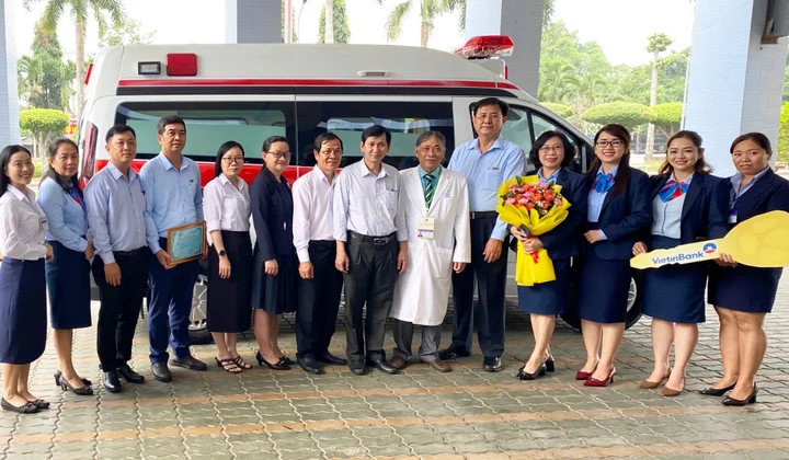 VietinBank Long An tặng xe cứu thương cho Bệnh viện Đa khoa Long An