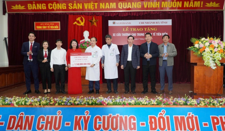 Agribank Hà Tĩnh tặng xe cứu thương 1,14 tỷ đồng cho Trung tâm Y tế Tiên Điền