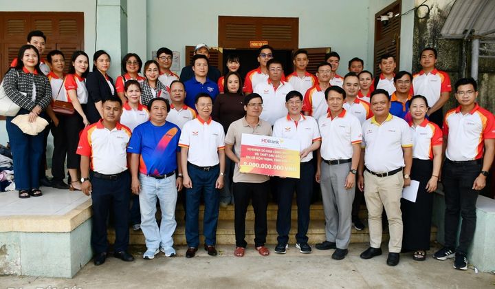 HDBank trao 6 tỷ đồng hỗ trợ người dân vùng lũ tái thiết sau thiên tai