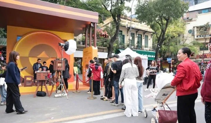 Gian hàng LPBank tại Vietnam Happy Fest 2025 hút khách tham quan