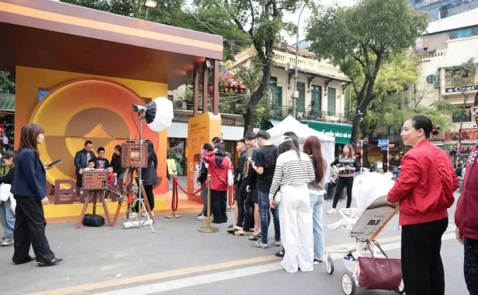 Gian hàng LPBank tại Vietnam Happy Fest 2025 hút khách tham quan