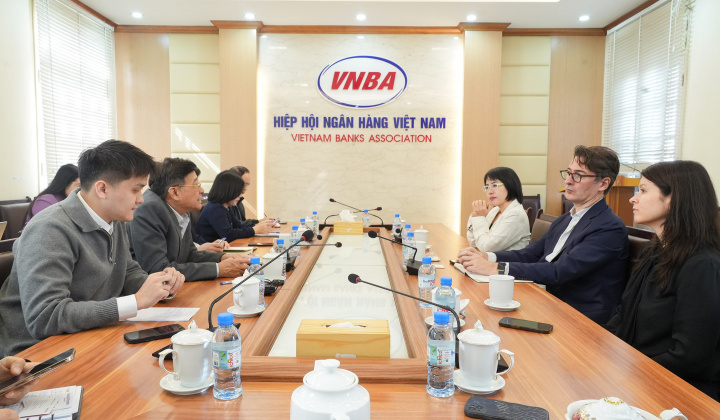 Phó Chủ tịch kiêm Tổng Thư ký Nguyễn Quốc Hùng tiếp lãnh đạo Bloomberg News