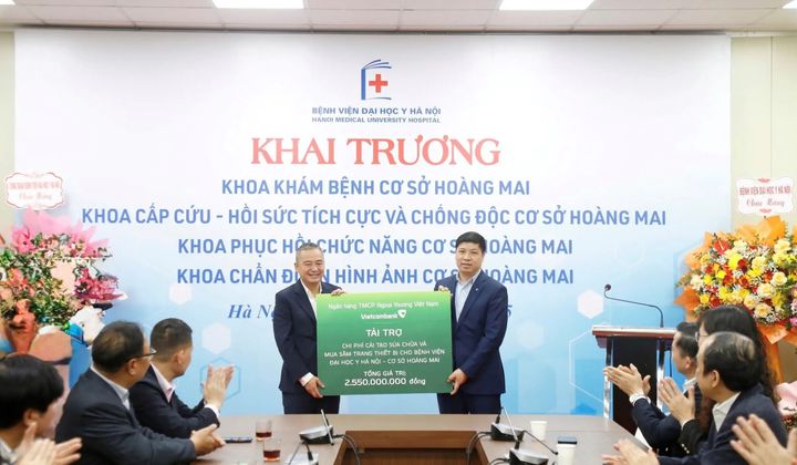 Vietcombank tài trợ 2,55 tỷ đồng cho Bệnh viện Đại học Y Hà Nội