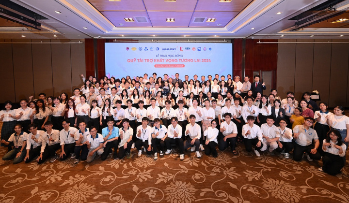 210 sinh viên xuất sắc nhận học bổng từ “Quỹ tài trợ khát vọng tương lai”