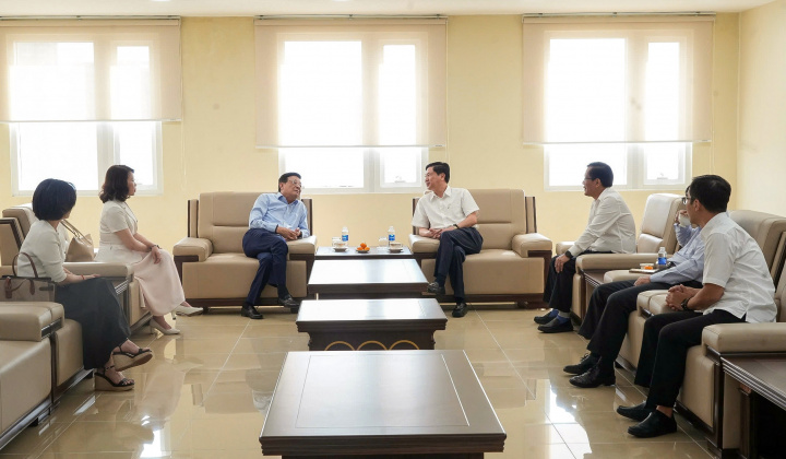 Phó Chủ tịch, Tổng Thư ký Nguyễn Quốc Hùng thăm, làm việc với Văn phòng đại diện Agribank khu vực miền Nam