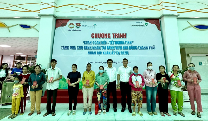 Vietcombank TP. HCM tặng quà Tết cho các gia đình khó khăn