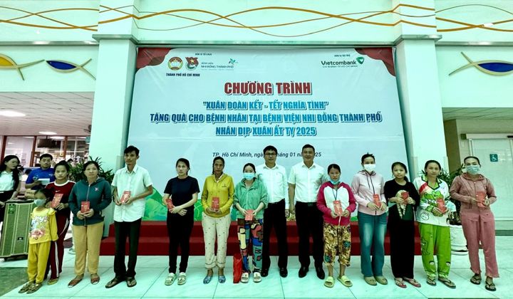 Vietcombank TP. HCM tặng quà Tết cho các gia đình khó khăn