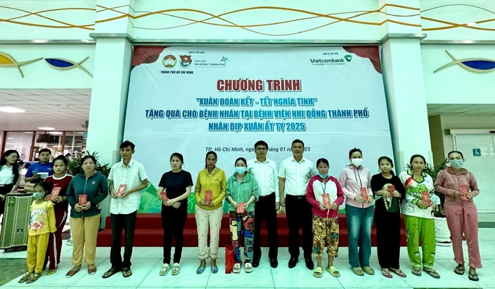 Vietcombank TP. HCM tặng quà Tết cho các gia đình khó khăn