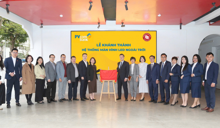 PVcomBank tặng học bổng và hệ thống màn hình LED cho trường Đại học Ngoại thương