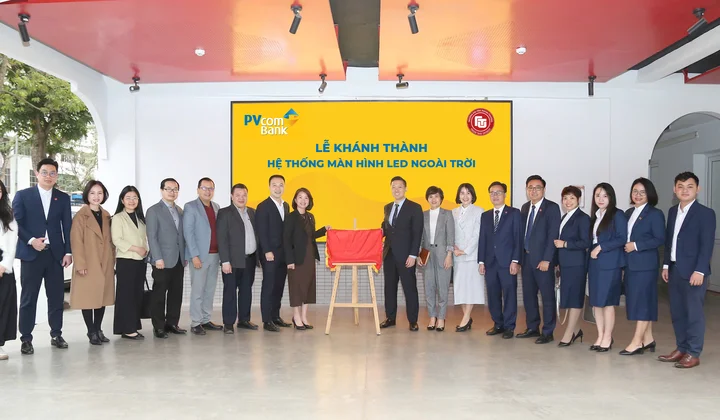 PVcomBank tặng học bổng và hệ thống màn hình LED cho trường Đại học Ngoại thương