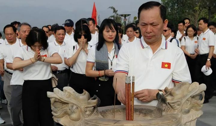 Phó Thống đốc Thường trực Đào Minh Tú dâng hương tưởng niệm các Anh hùng Liệt sỹ Gạc Ma