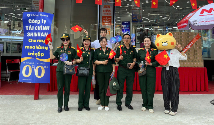 Shinhan Finance trao tặng ngàn lá cờ tiếp sức tinh thần yêu nước, hướng về đại lễ 30-4