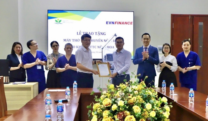 EVNFinance trao tặng máy thở di động hiện đại cho Bệnh viện Nhi Trung ương
