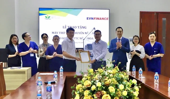 EVNFinance trao tặng máy thở di động hiện đại cho Bệnh viện Nhi Trung ương
