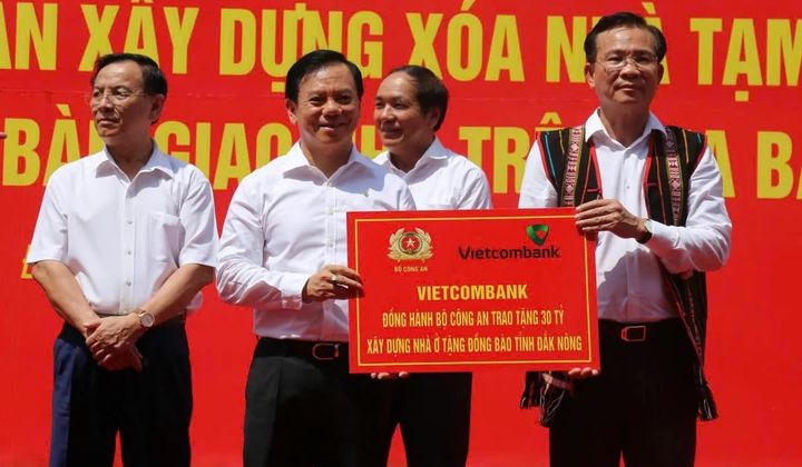 Vietcombank hỗ trợ xóa nhà tạm, nhà dột nát tại Đắk Nông