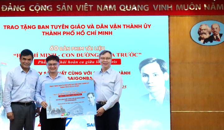 SaiGonBank trao tặng phim tài liệu về Hồ Chí Minh phần 2