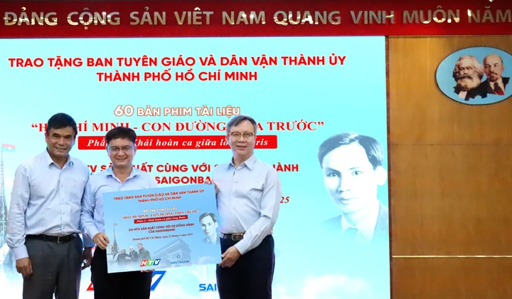 SaiGonBank trao tặng phim tài liệu về Hồ Chí Minh phần 2
