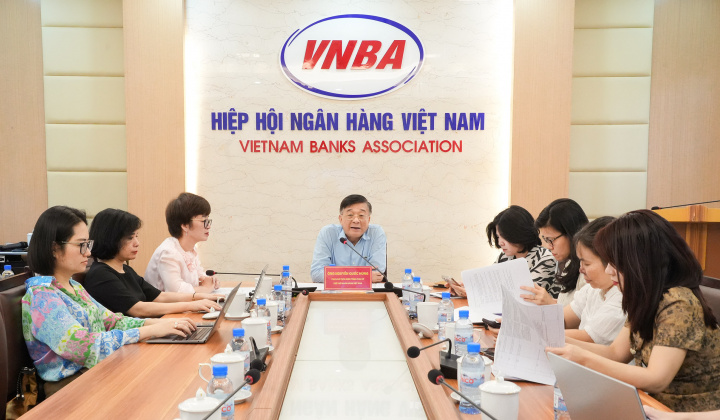 Handling account and card payment transactions suspected of forgery