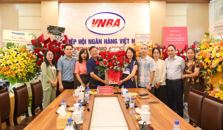 Phó Chủ tịch, Tổng Thư ký Nguyễn Quốc Hùng chúc mừng đội ngũ báo chí, truyền thông VNBA nhân dịp 100 năm Ngày Báo chí Cách mạng Việt Nam