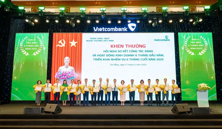 Vietcombank nửa đầu năm 2025: Chung niềm tin vươn xa với tinh thần đổi mới, bứt phá