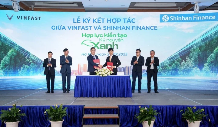 Shinhan Finance ký kết hợp tác cùng Vinfast triển khai chiến dịch thúc đẩy chuyển đổi giao thông xanh tại Hà Nội