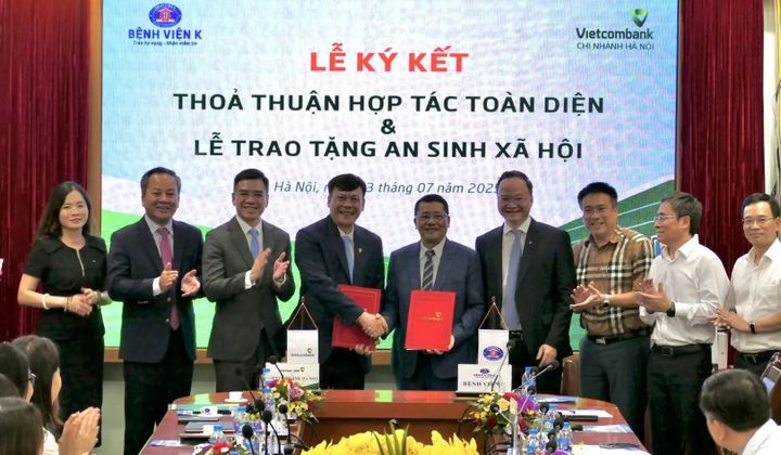 Vietcombank đồng hành chuyển đổi số y tế, tiếp sức bất động sản