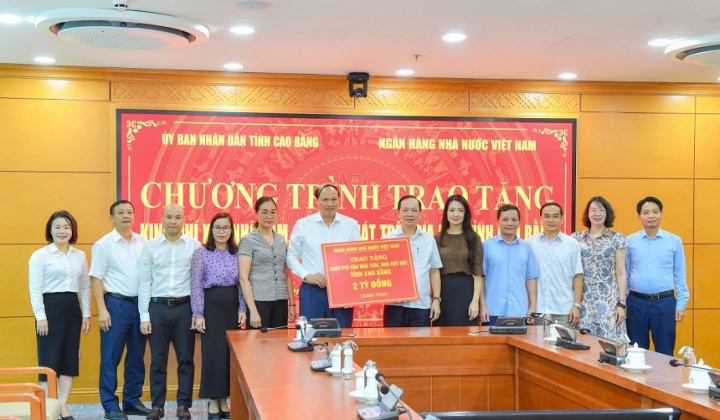 Trao tặng 2 tỷ đồng hỗ trợ xóa nhà tạm, nhà dột nát tại tỉnh Cao Bằng