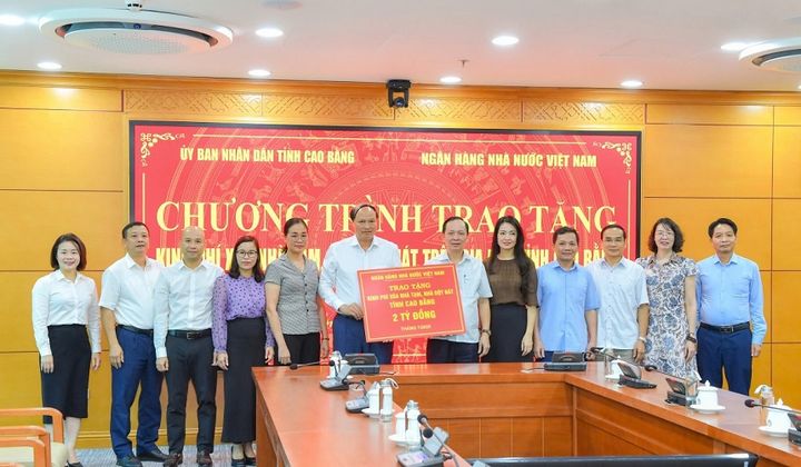 Trao tặng 2 tỷ đồng hỗ trợ xóa nhà tạm, nhà dột nát tại tỉnh Cao Bằng