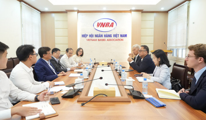 Dr. Nguyen Quoc Hung received and talked with the Secretary General of the ASEAN Banking Association.