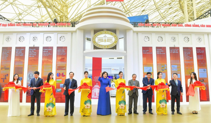 Khai mạc gian triển lãm “Ngành Ngân hàng Việt Nam - Tự hào quá khứ, vững vàng hiện tại, kiến tạo tương lai”