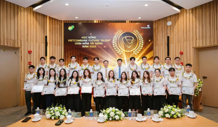 Vietcombank trao học bổng, tiếp sức học sinh, sinh viên tiêu biểu 2025