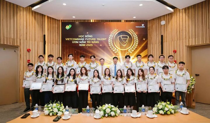 Vietcombank trao học bổng, tiếp sức học sinh, sinh viên tiêu biểu 2025