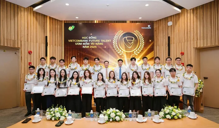 Vietcombank trao học bổng, tiếp sức học sinh, sinh viên tiêu biểu 2025