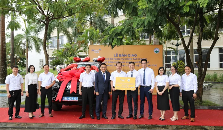 PVcomBank trao tặng xe ô tô phục vụ công tác cho Bệnh viện Đa khoa huyện Ba Vì